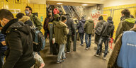 Menschenmenge staut sich wegen defekter Rolltreppen in der U-Bahn Station Hermannplatz