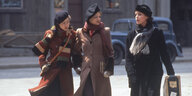 Straßenszene, drei Schauspielerinnen, Johanna Wokalek, Heike Makatsch, Maria Schrader, laufen mit den schwingenden Mantelsäumen über die Straße