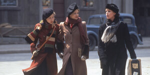 Straßenszene, drei Schauspielerinnen, Johanna Wokalek, Heike Makatsch, Maria Schrader, laufen mit den schwingenden Mantelsäumen über die Straße