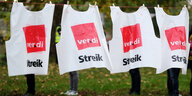 Plastikwesten mit dem Aufdruck Streik und dem Verdi-Logo hängen an einer Wäscheleine