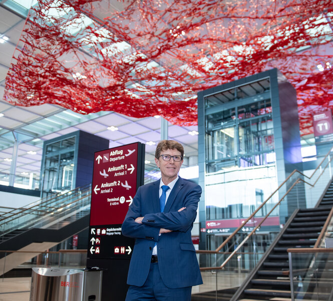 Ein Mann steht im Terminal 1 des BER