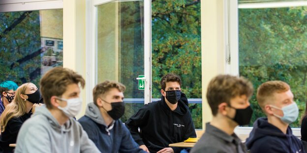 In einer hamburger schule tragen oberstufenschüler*innen auch im unterricht masken
