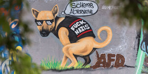 EIn Graffiti auf einer Wand: Ein Hund mit Sonnenbrille kackt den braunen Schriftzug AfD auf den Boden, er denkt mit einer Comic-Sprechblase: "Scheiß Alternative!"