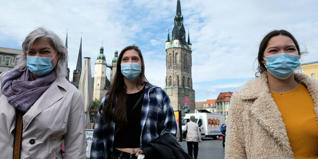drei Frauen mit Mundschutzmasken in Halle