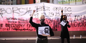 Frauen protestieren am 22. Oktober 2020 gegen die Auferlegung weiterer Beschränkungen des Abtreibungsrechts in Stettin, Polen.