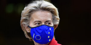 Frau mit Europafahne als Mund-Nasen-Schutz