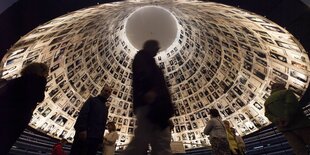 Blick in die Halle der Namen in Yad Vashem