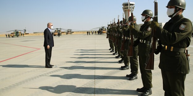Militär salutiert vor Erdogan unter strahlend blauen Himmel auf dem Militärflugplatz im kurdischen Sirnak