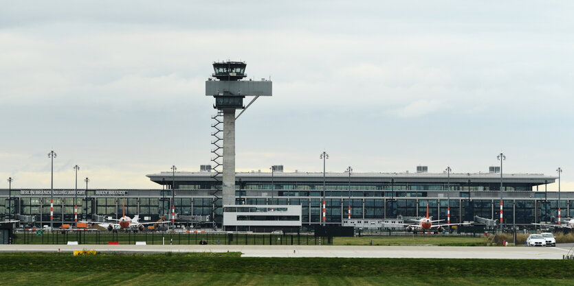 Blick auf das flughafengebäude BER