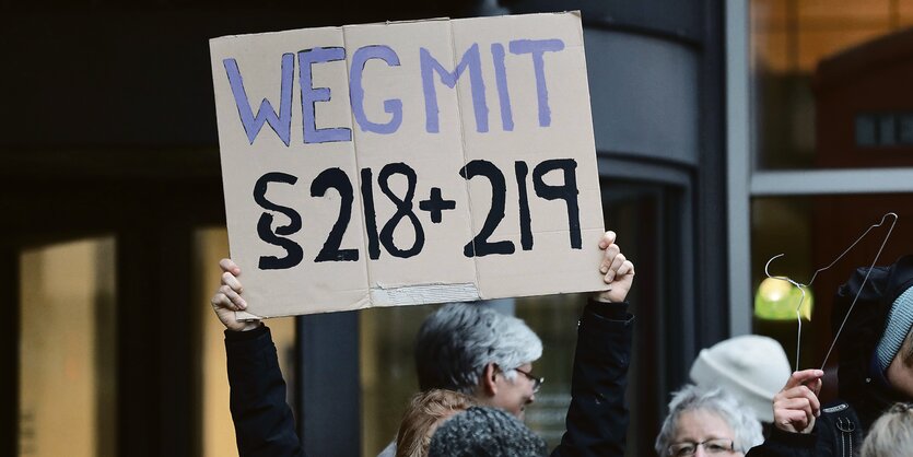 Ein Demo-Plakat mit der Aufschrift "Weg mit § 218 und 219"