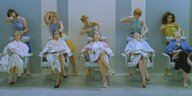 Filmstill von fünf Frauen, die sich beim Friseur ihre Haare waschen lassen