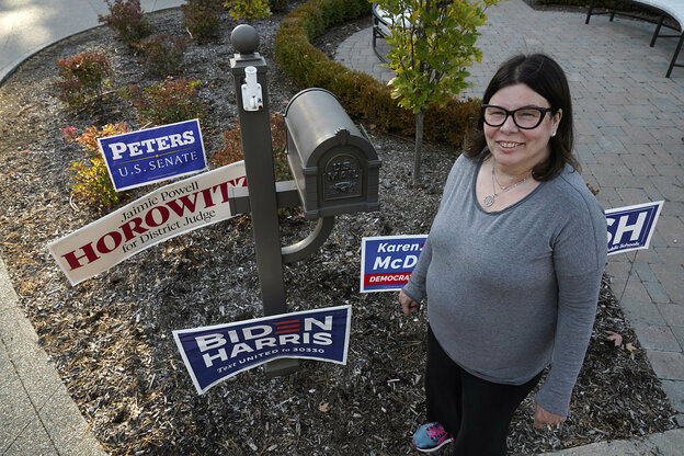 Lori Goldman hat Wahlplakate vor ihrem Haus aufgestellt