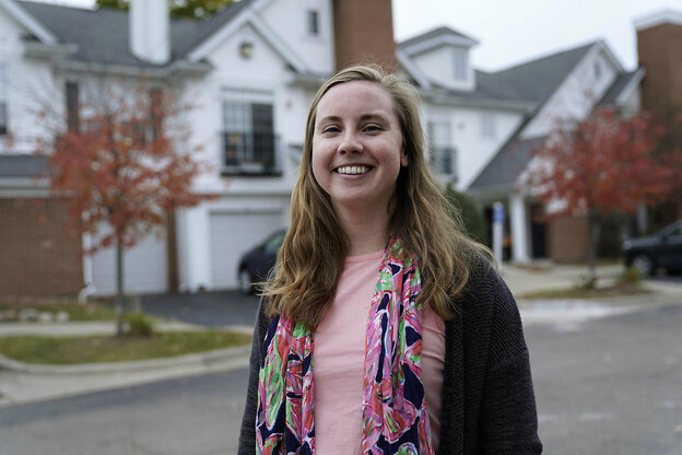 Ally Scully, eine junge Frau posiert vor ihrem Wohnhaus