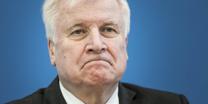 Bundesinnenminister Horst Seehofer zupftt sich sein Jacket zurecht