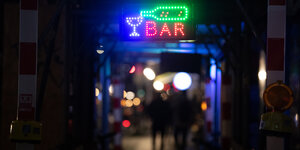 Blick auf den Eingang einer Bar in Berlin