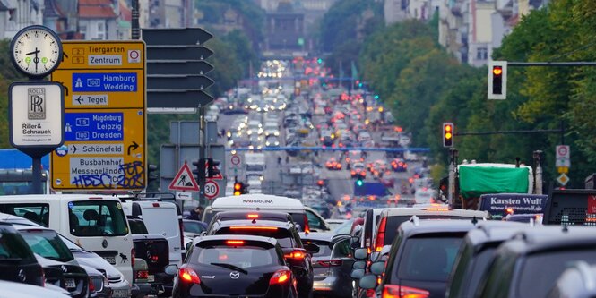 autos stehen in Berlin im Stau