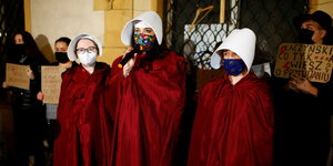 Frauen protestieren in roten Handmaid's Tale Roben am Mittwoch