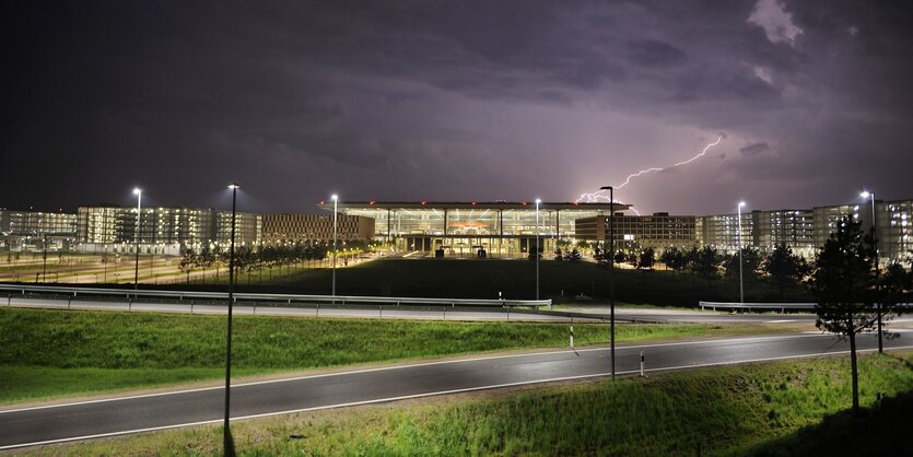 Der Berliner Flughafen BER bei Nacht