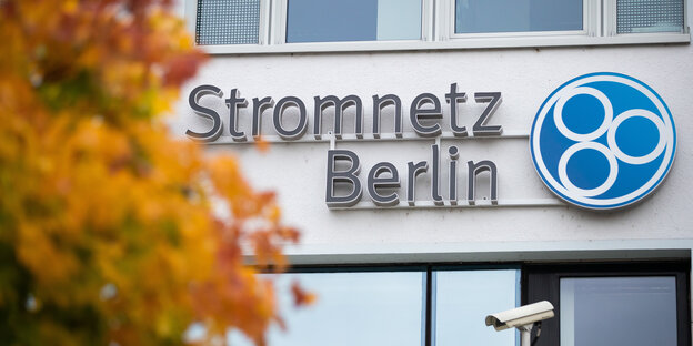 Schild "Stromnetz Berlin" an Gebäude