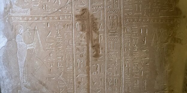 Sichtbar ist ein dunkler Ölfleck auf dem beschrifteten Stein des Sarkophags des propheten Ahmose