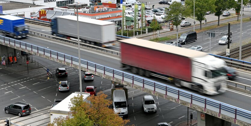 Straßenverkehr auf dem Südschnellweg in Hannover