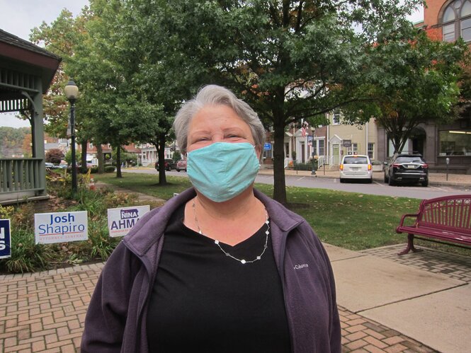 Mary Deibler trägt Maske und schaut in die Kamera