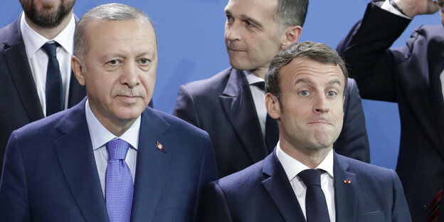 Erdogan und Macron stehen nebeneinander.