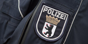 Ein Wappen auf der Uniform eines Berliner Polizisten