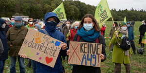 Mit Schildern "Danni bleibt" und "Keine A49" protestieren Demonstrantinnen gegen die Rodung im Dannenröder Wald.