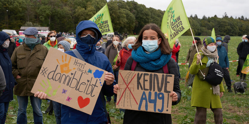 Mit Schildern "Danni bleibt" und "Keine A49" protestieren Demonstrantinnen gegen die Rodung im Dannenröder Wald.