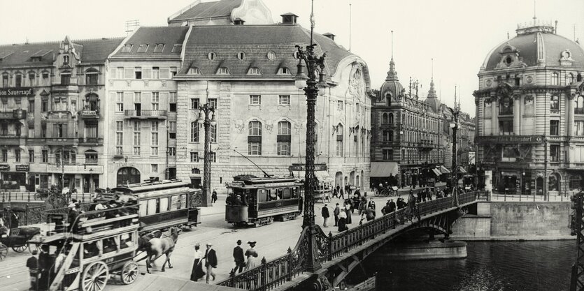 Eine historische Aufnahme der Weidendammer Brücke