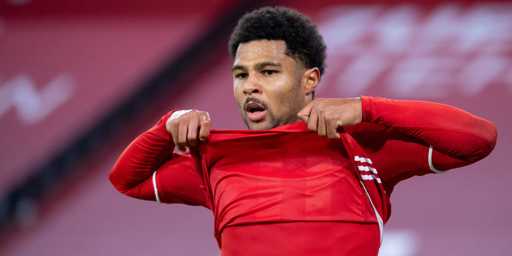 Bayerns Offensivkraft Serge Gnabry lupft sein Shirt.