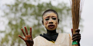 Junge mit traditioneller Gesichtsbemalung bei einer Solidaritätsveranstaltung mit dem nigerianischen Präsidenten Buhari
