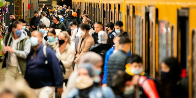 Gedränge von Menschen, die aus der U-Bahn steigen