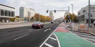 Blick auf die Berliner Karl-Marx-Allee von oben mit Fernsehturm im Hintergrund