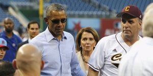 Barack Obama mit Sonnenbrille bei einem Baseballspiel