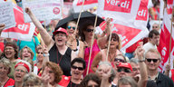 Demonstrierende Erzieherinnen mit Verdi-Fahnen