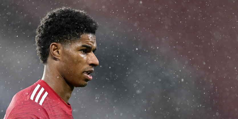 Rashford im Regen auf dem Fußballplatz