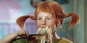 Filmausschnitt: Die Schauspielerin der Pippi Langstrumpf schneidet mit einer Schere Spaghetti ab, die sich in Ihrem Mund befinden