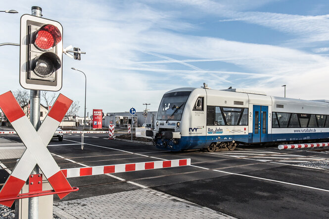 Zug an Bahnübergang