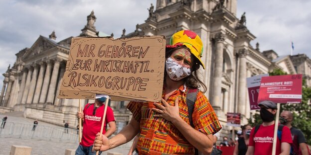 Menschen demonstrieren vor dem Reichstag