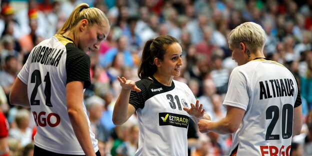 Drei deutsche Handball-Nationalspielerinnen diskutieren