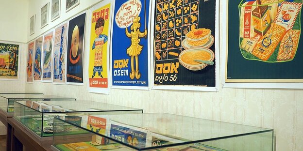 In einem Ausstellungsraum des geschlossenen Jeckes-Museums hängen historische Werbeposter an der Wand. Weiteres Ausstellungsmaterial von Anzeigen in deutschsprachigen Zeitungen liegt in Glasvitrinen