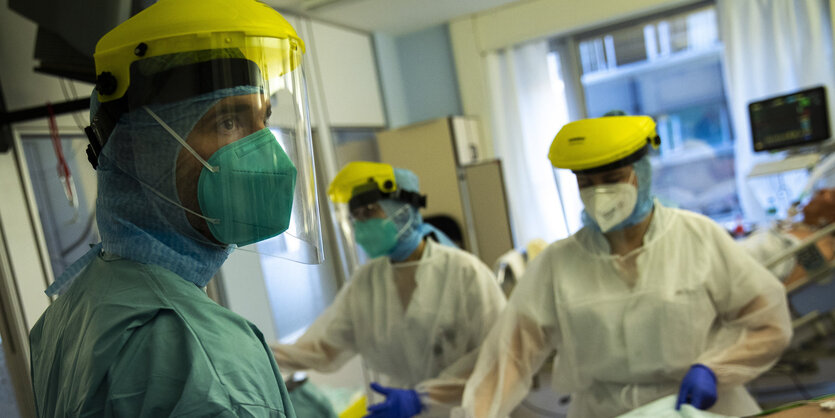 Menschen in Schutzkleidung in einem Krankenhaus