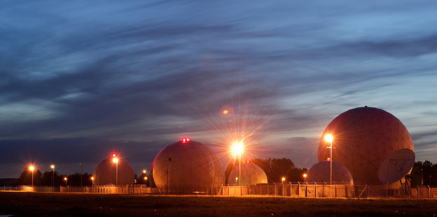 Radarkuppeln stehen in Bad Aibling auf dem Gelände der Abhörstation des Bundesnachrichtendienstes.