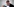 Grünen-Politiker Robert Habeck zieht sich während eines Pressetermins seinen Mund-Nasenschutz aus