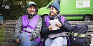 Ana und Melisa, Parkhausmeisterinnen der Prinzessinnengärten, sitzen auf einer Parkbank