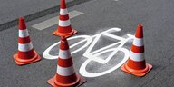 Eine Radwegmarkierung wurde auf einer Straße