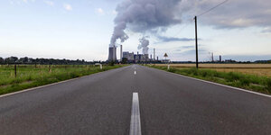 Eine lange Straße führt zu einem Kohlekraftwerk