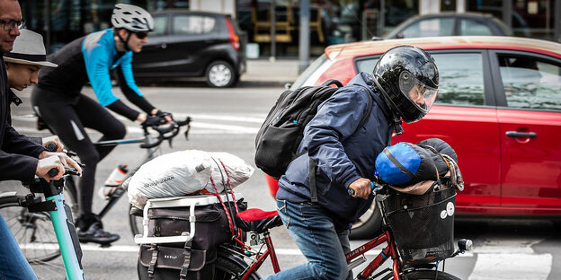 Ein Fahrradfahrer trägt einen Motorradhelm